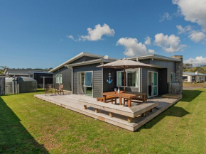 Hawk Hill Getaway - Cooks Beach Holiday Home, Cooks Beach